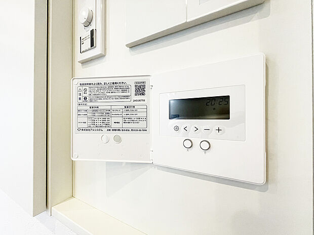 【床暖房】家族が集まる場所には、足元からあったか床暖房付です。ホコリが舞い上がりにくく、静かで空気もクリーン、さらに乾燥しにくいため、お肌やのどにもやさしいため、快適な居住空間です。