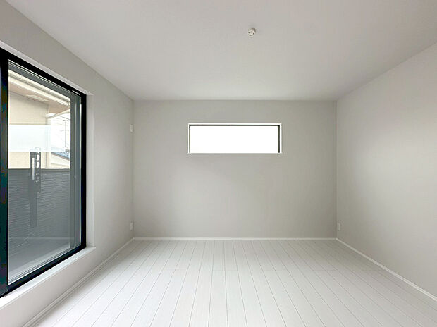 【ペアガラス】2枚のガラスの間に空気層が設けられたガラスです。断熱効果が高く、冷暖房の使用量を減らすことができます。結露が発生しにくいためサッシ周りのカビの予防にもなります。