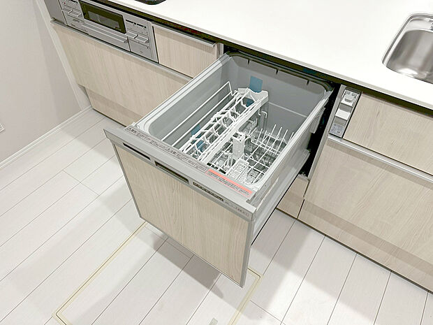 【食器洗浄乾燥機】手間をかけずに食後の後片付けができる食器洗浄乾燥機。食器の出し入れがスムーズなスライドタイプ。高温で洗うのでしつこい油よごれもすっきり落ち、除菌もできます。また手洗よりも節水でき、節約にもなります。
