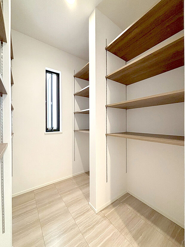 【可動棚付き、ランドリールーム】可動棚を設置したランドリールームは、洗濯、乾燥、畳む、収納するという一連の家事動線を一か所で完結させ、使いやすさを大幅に向上させます。また、棚板の高さを調整できる点も嬉しいポイントですね。