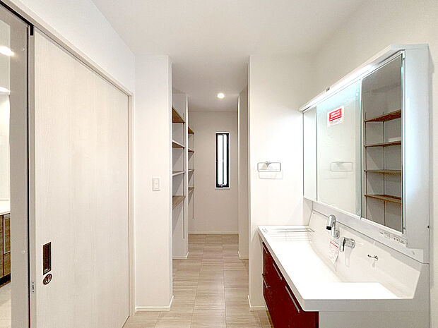 【広々ランドリールーム】可動式の棚が備え付けられているゆとりあるランドリールーム!タオルや洗剤など意外に物が多く散らかりがちな洗面スペースも、ぱっと片付くのでうれしいですね。水廻りが集中しているので家事動線も良好です。