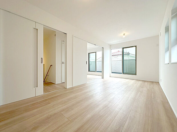 【陽光あふれる、2階リビング】快適性とゆとりをデザインしたリビングはこの広さ。2階リビングですので、目線を気にせず昼夜窓を開放してくつろげます!陽当たりの良好さはもちろん、ママが嬉しいお洗濯等の家事動線も整っています。