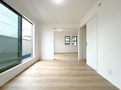 リビングに隣接する洋室