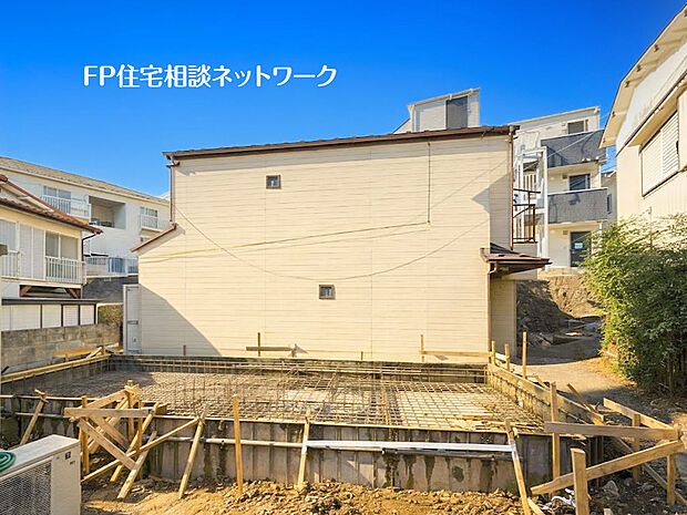 【良好な住環境が保たれたエリア】閑静な住宅地で子育て家族にピッタリ。毎日のお散歩も快適な緑に恵まれたエリアで、自然に包まれた穏やかな暮らしを実現するための、ゆとりある住環境が整っています。緑の潤いを感じながらホッと生活できそう。