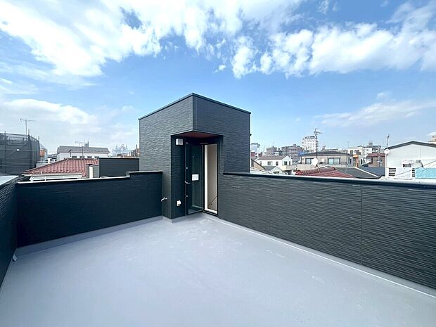 【大型ルーフバルコニー】大型ルーフバルコニーのある住まい。広い空と通り抜ける風を感じられる、心地の良い空間。休日の過ごし方に可能性が広がりますね。