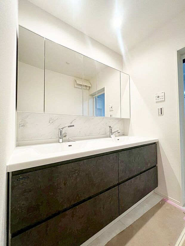 【ダブルボウル仕様の洗面化粧台】1人が顔を洗っていても隣りで歯磨きなどが行えて、毎日の身支度がスムーズになります。毎朝の洗面所渋滞が緩和され、デザイン性と機能性をUPします。