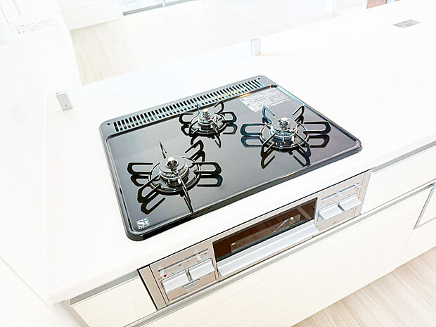 【3口ガスコンロ】慣れている方も多く、火力が目に見えるため、使いやすいという方も多い、3口のガスコンロ仕様です。新生活に伴い、鍋を買い換える必要がない世帯も多く、使い慣れた道具をそのまま使えます。