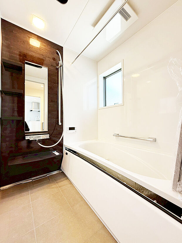 【1坪サイズユニットバス】ゆったり入れる一坪バス。足を伸ばして入れるサイズは一日の疲れを癒すのに嬉しい広さ。お子様と一緒の入浴でも充分な広さです。
