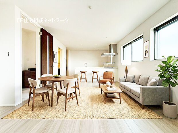 【日当たりの良いリビング】多くの窓から光が差し込む、18.8帖の開放的なリビング。※本画像はAIがCGで家具作成しており、実際の現地に家具は設置されておりません。また、販売価格に家具等は含まれておりません。