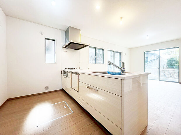 【会話が弾む対面キッチン】リビングで遊ぶお子様を見守りながらお料理が出来る対面キッチンは、料理をしながらでもご家族との会話を楽しめます!大切なご家族をいつも身近に感じられ、毎日のお料理も楽しくなりますね!