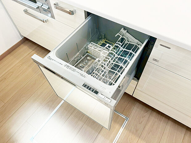 【食器洗浄乾燥機】手間をかけずに食後の後片付けができる食器洗浄乾燥機。食器の出し入れがスムーズなスライドタイプ。高温で洗うのでしつこい油よごれもすっきり落ち、除菌もできます。また手洗よりも節水でき、節約にもなります。