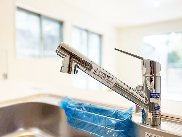 【浄水器内蔵一体型水栓】浄水器を内蔵したキッチン水栓。お米を研いだり、野菜を洗ったりするときなど用途に応じてワンタッチで浄水に切り替えが可能です。カートリッジ式なので、フィルターを簡単に交換する事が出来ます。