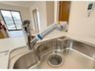 【浄水器】キッチンには浄水器を標準装備。最近は水を飲むという場面以外にも料理で使用したり、野菜を洗う場合もキレイな水で洗いたいという人が増えてきています。