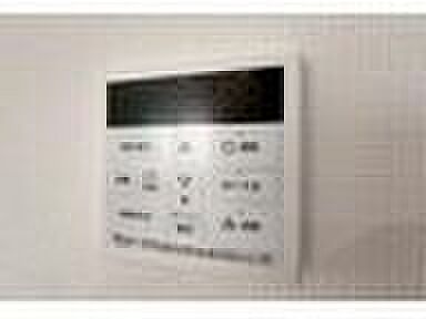 【追い炊き機能付きフルオートバス】ワンタッチでお湯張りや保温が可能なフルオートバス。いつでも快適に入浴が出来ます。仕事や塾などご家族の入浴時間が異なる家でも、保温機能でいつでも快適に入浴が可能です。