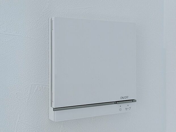 【床暖房】家族が集まる場所には、足元からあったか床暖房付です。ホコリが舞い上がりにくく、静かで空気もクリーン、さらに乾燥しにくいため、お肌やのどにもやさしいため、快適な居住空間です。