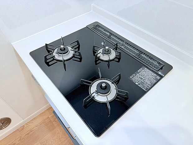 【三口ガスコンロ】慣れている方も多く、火力が目に見えるため、使いやすいという方も多い、3口のガスコンロ仕様です。新生活に伴い、鍋を買い換える必要がない世帯も多く、使い慣れた道具をそのまま使えます。