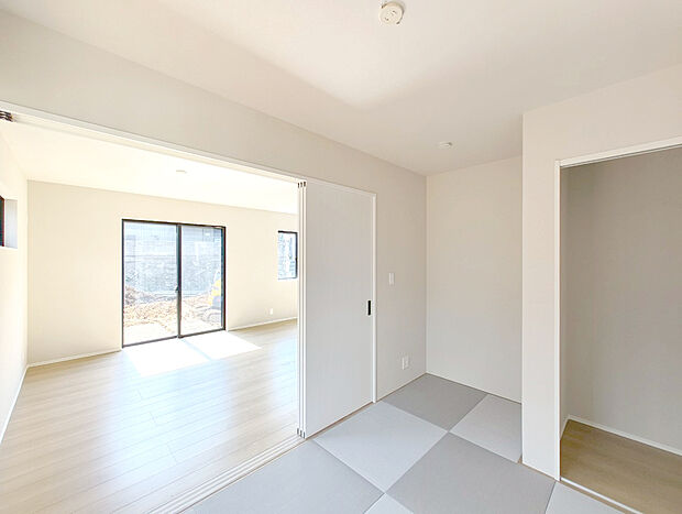 【リビングに隣接する4.5帖の和室】LDに隣接した和室があります。お子様が小さいうちはお子様スペースとしてちょうどよい場所です。洗濯物をたたんだり、お昼寝をしたり、い草の香りに癒される、畳のある暮らしは落ち着きます。
