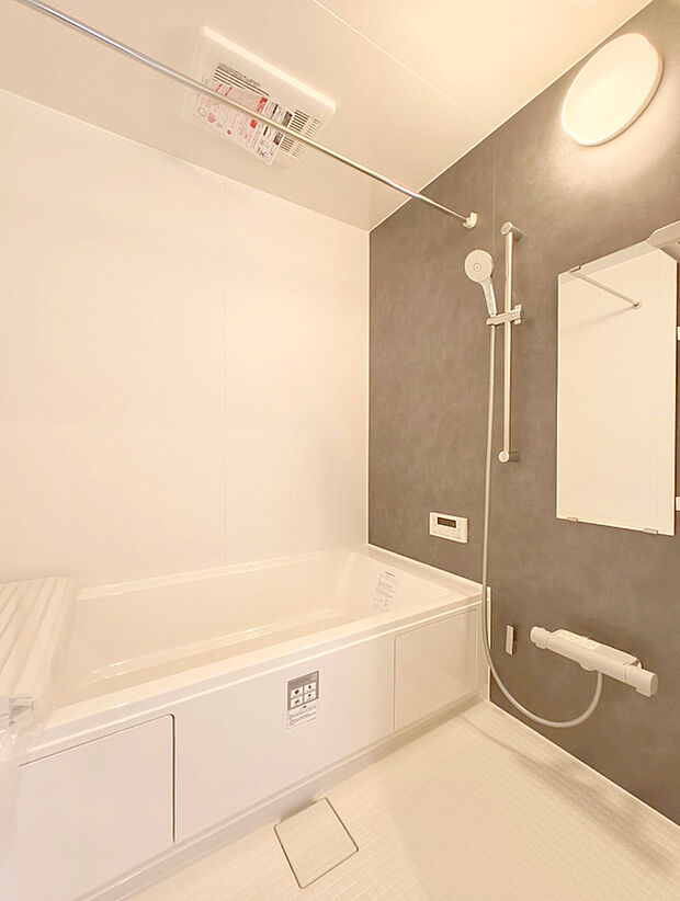 【1坪ユニットバス】ゆったりとくつろげる綺麗な浴室。フルオートなのでボタン一つでお湯はりや追い炊きが可能。時間短縮でシャワーだけの方も多いですが、一日の疲れを癒すため湯船に浸かれば心身ともにリラックス。
