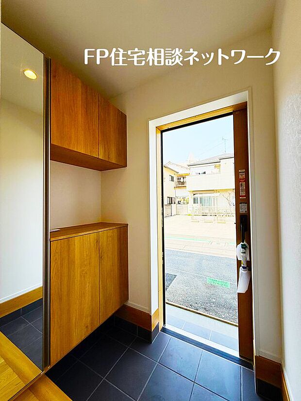 【24時間換気システム】窓を開けなくても換気をする仕組み。ゆっくりと家全体の空気を入れ替え循環させ、日々の生活を向上させます。ホルムアルデヒドやダニ、カビなどによるシックハウス症候群の予防のため現在は義務化されています。