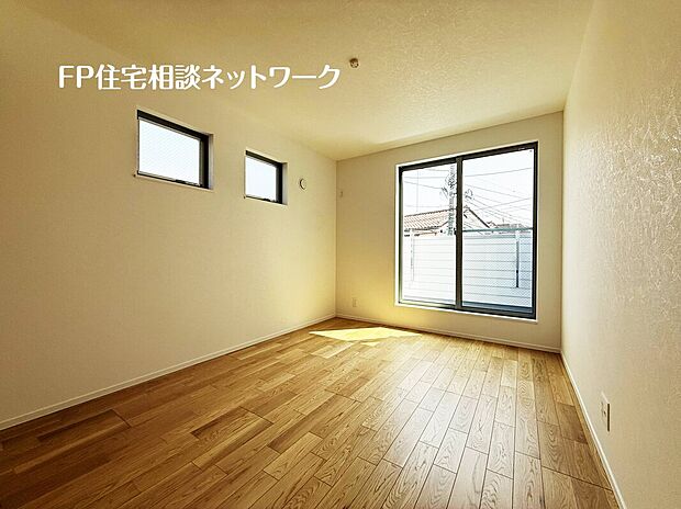 【ペアガラス】2枚のガラスの間に空気層が設けられたガラスです。断熱効果が高く、冷暖房の使用量を減らすことができます。結露が発生しにくいためサッシ周りのカビの予防にもなります。