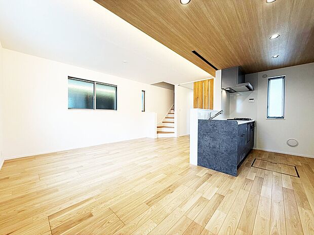 【3面採光の明るいLDK】家族だんらんのスペースとなるリビング。窓が多い設計なので色々な角度から光が取り込めます。明るいリビングで新しい生活を。