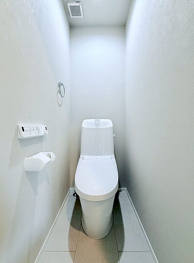 【ウォシュレット】ウォシュレット、暖房便座機能付のトイレです。従来型に比べ節水効果があり、お手入れもしやすいので、家計も家事の負担も軽減してくれます。