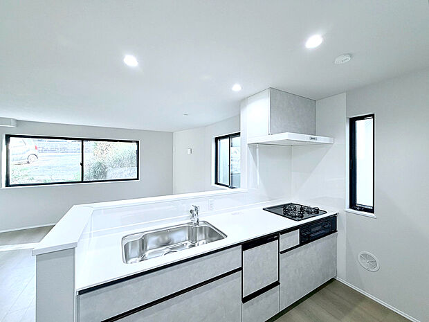 【会話が弾むカウンターキッチン】リビングで遊ぶお子様を見守りながらお料理が出来る対面式カウンターキッチンは、料理をしながらご家族との会話を楽しめます。大切なご家族をいつも身近に感じられ、毎日のお料理も楽しくなりますね。