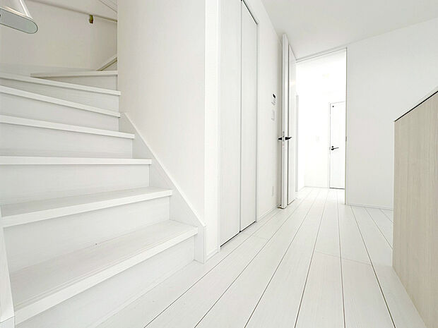 【24時間換気システム】空気が家の中にこもってしまうとシックハウス症候群になってしまう危険性があります。この対策として、家の中の空気が循環するように計画的な換気を行ってくれます。