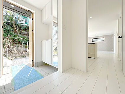 自然光が心地よく差し込む玄関