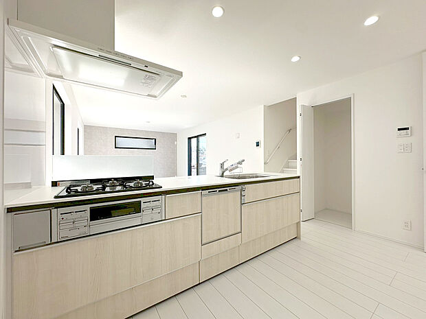 【会話が弾むカウンターキッチン】家族の顔を見ながら調理ができるカウンターキッチンは、自然と会話が弾む心地よい空間。料理をしながらコミュニケーションが生まれ、家族の時間をより豊かにしてくれます。