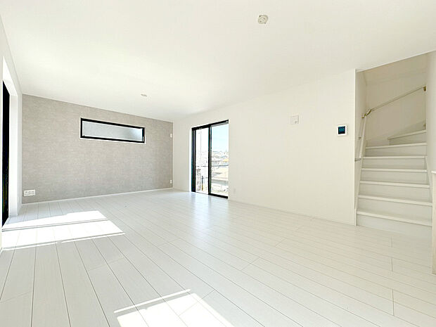 【18.4帖の広々LDK】導線もしっかりと取れているので、ダイニングテーブルやソファーなどの家具もしっかりと配置できます。ゆったりとした広さの空間でご家族だんらんの時間をお過ごしください。