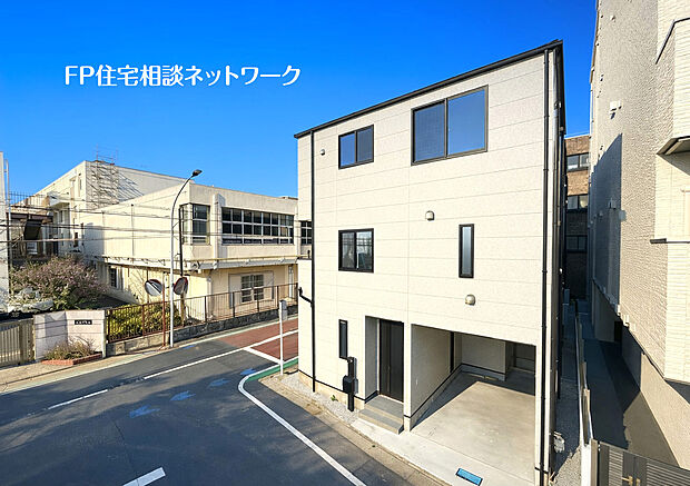 【【類似外観同仕様】】施工例のため分譲中の建物とは外壁、屋根開口部等の形状・仕様が異なります。