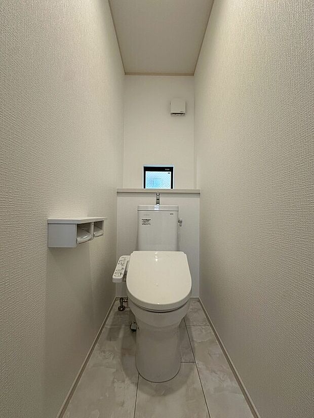 【ウォシュレット】ウォシュレット、暖房便座機能付のトイレです。従来型に比べ節水効果があり、お手入れもしやすいので、家計も家事の負担も軽減してくれます。