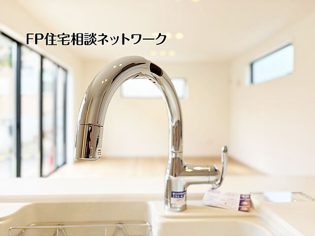 【浄水器】キッチンには浄水器を標準装備。最近は水を飲むという場面以外にも料理で使用したり、野菜を洗う場合もキレイな水で洗いたいという人が増えてきています。