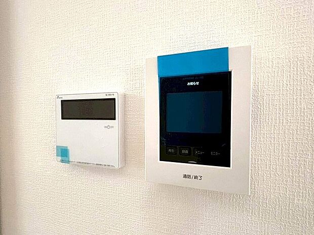 【床暖房／ＴＶモニター付きインターホン】空気もクリーンでご家族に優しい床暖房付。足元からポカポカ暖めるので空気を乾燥させることがなく、小さなお子様やお肌を気にする女性にもピッタリ。暖かな部屋は自然と家族団らんの時間も増えますね！