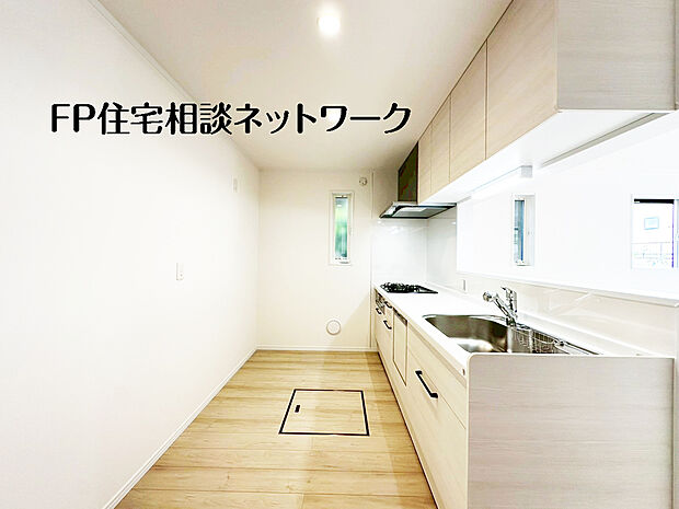 【会話が弾む対面キッチン】新しいキッチンは食事の支度が捗ります。お手伝いをしてくれるお子様と並びながら準備や片付けが出来るキッチンは、ご家族のコミュニケーションを育む場として活躍します。何気ない時間ですが、大切にしたいですね。
