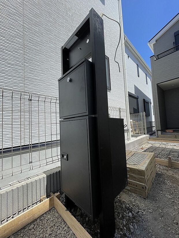 【宅配ボックス】マンションでは「あたりまえ」の設備ですが、戸建住宅では未だ珍しい部類の宅配ボックス。在宅時でも不在時でも人と接触せずに荷物が受け取れるだけでなく、宅配業者さんへの罪悪感もなくなります！
