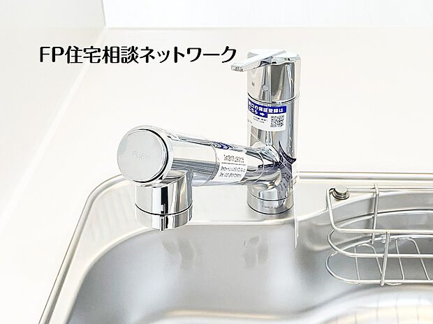 【浄水器】キッチンには浄水器を標準装備。最近は水を飲むという場面以外にも料理で使用したり、野菜を洗う場合もキレイな水で洗いたいという人が増えてきています。