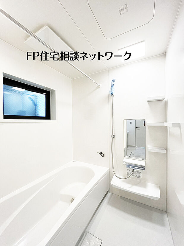 【浴室換気乾燥暖房機】雨の日や湿気の多い梅雨時期など、洗濯物が乾き難い時期に重宝する浴室換気乾燥機。乾燥機能だけではなく、冬場の浴室内の寒暖差を緩和する暖房機能も標準装備。ヒートショック対策に一役買います。
