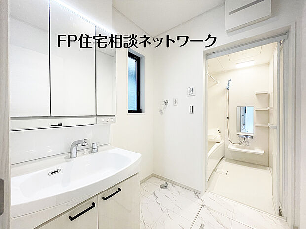 【洗面室・洗面台】鏡の裏に収納棚を確保した三面鏡を採用。化粧品や歯ブラシなどを機能的に収納。また、三面鏡の本当の利点は三枚の鏡を合わせることで、頭の側面や背面が見れること。
