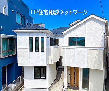 青空に映える白基調のモダン外観