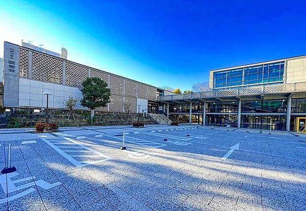 神奈川県立図書館（約600m）