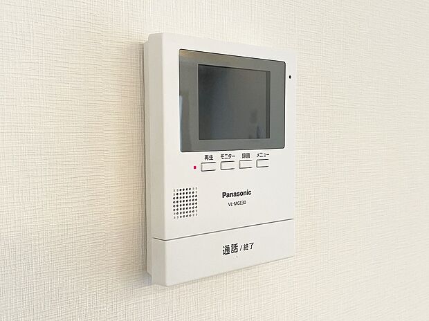 【モニター付きインターホン】モニター付インターホンが標準仕様です。戸建暮らしだと、集合住宅に比べ、より不安になりがちな防犯面、目で確認できるからあんしんです。