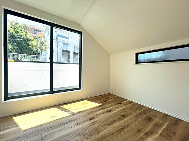 【2面採光でお部屋の隅々まで明るい居室】1号棟～バルコニーに出られて、おひさまの光と爽やかな風をたっぷりと取り込める2面採光の居室。毎日の生活も自然と明るくなりそうです。
