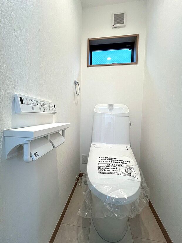 【温水洗浄暖房便座機能付きトイレ】洗浄機能付き便座を標準装備。便座保温機能もあるので寒い季節も安心です。従来型に比べ節水効果があり、お手入れもしやすいので、家計も家事の負担も軽減してくれます。