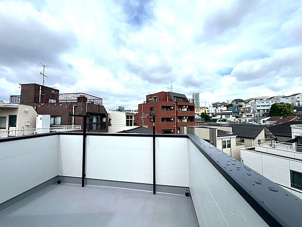 【…ルーフバルコニー…】＜2号棟＞屋上にあるルーフバルコニーは開放感たっぷり。天気の良い日にはご家族みんなでお食事なども楽しめます。
