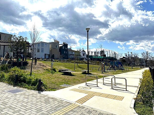 伊勢町もくせい公園（約210m）