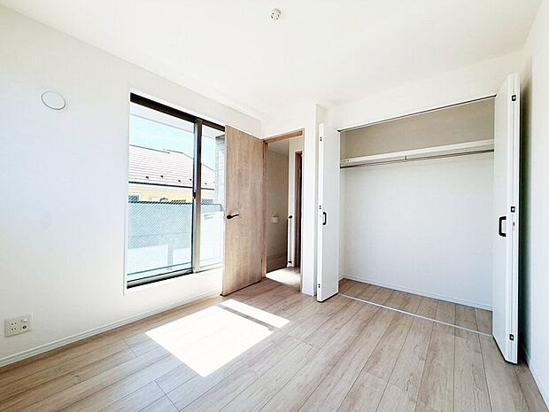 【大型クローゼット収納】全居室に大型の収納クローゼットを完備。普段使いのお洋服や小物はもちろん、季節物のお洋服などもしっかりと整理整頓出来ます。居室空間を隅々まで使えるのが嬉しいですね。

