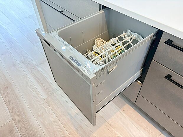 【食器洗浄乾燥機】手間をかけずに食後の後片付けができる食器洗浄乾燥機。食器の出し入れがスムーズなスライドタイプ。高温で洗うのでしつこい油よごれもすっきり落ち、除菌もできます。また手洗よりも節水でき、節約にもなります。