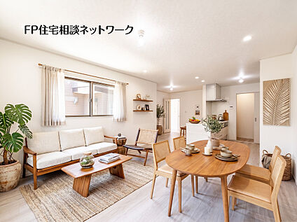 陽光が広がる、心地よい団らんのリビング